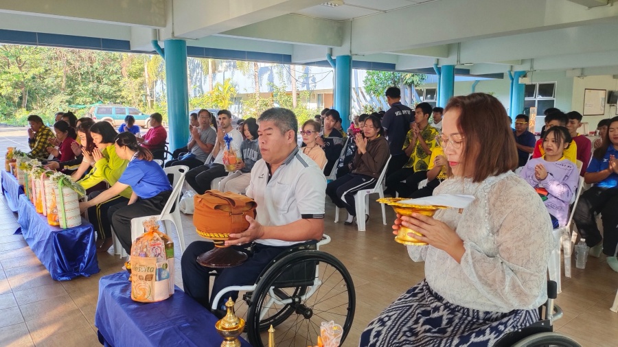 ผู้บริหาร ครู บุคลากร นักเรียนนักศึกษา และผู้มีจิตศรัทธาร่วมทำบุญตักบาตรเนื่องในโอกาสวันขึ้นปีใหม่ ปี ๒๕๖๗